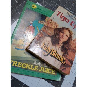 Judy Bloom Tigers Eye 1982 Book Club Edition & Freckle Juice 1979 lot 2 vtg